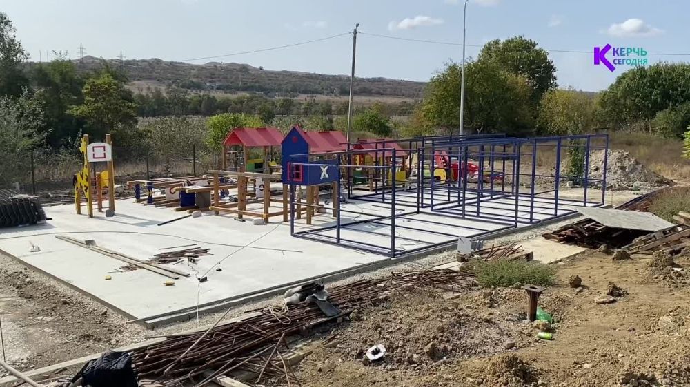 Детский сад на Вокзальном шоссе: строители монтируют игровые площадки