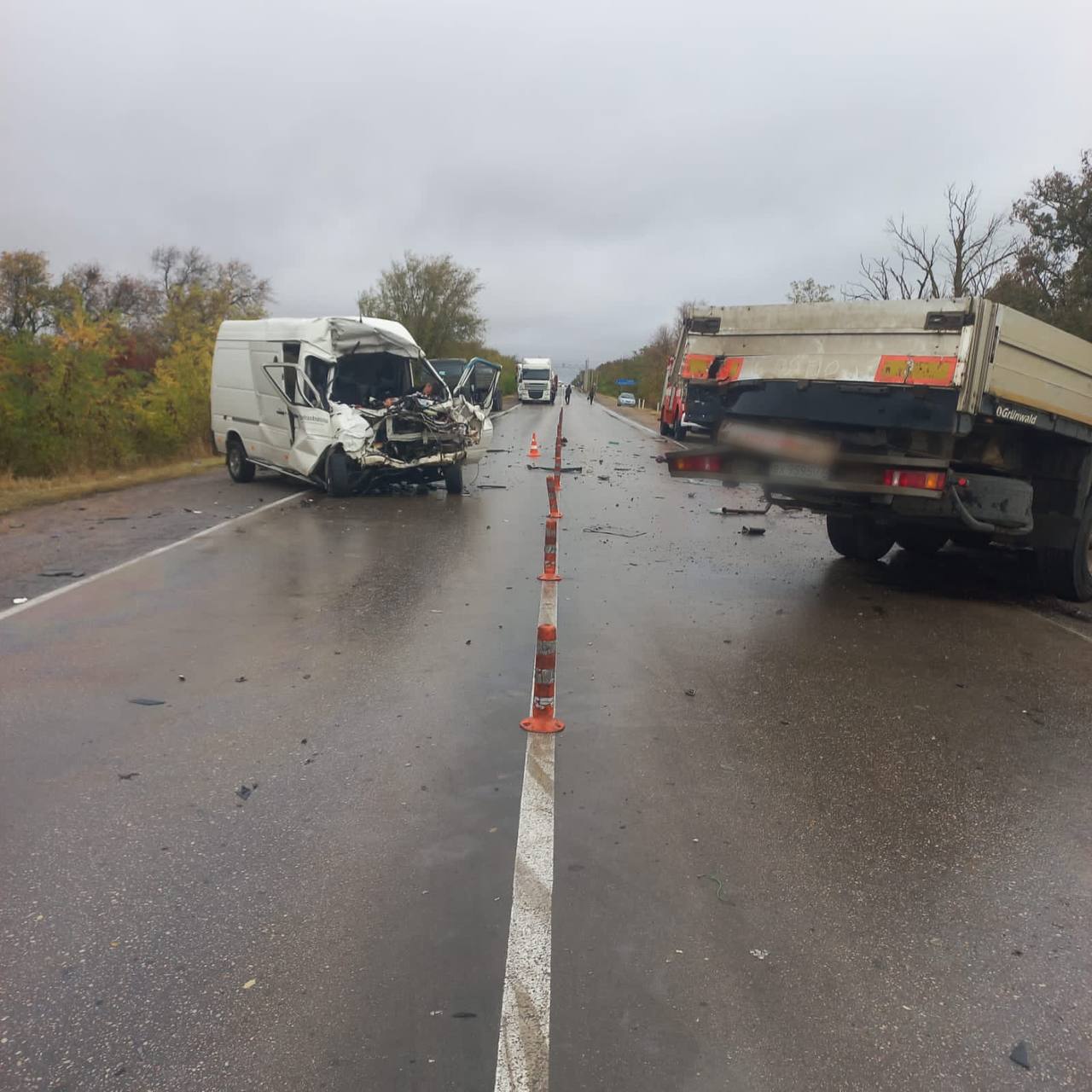 В Крыму водитель фуры погиб после столкновения с микроавтобусом - Лента  новостей Крыма