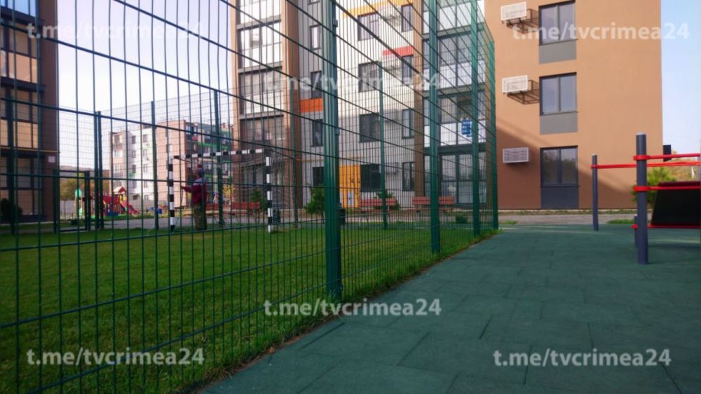 В Керчи 6 семей, которые раньше жили в аварийном доме, получили новые ...