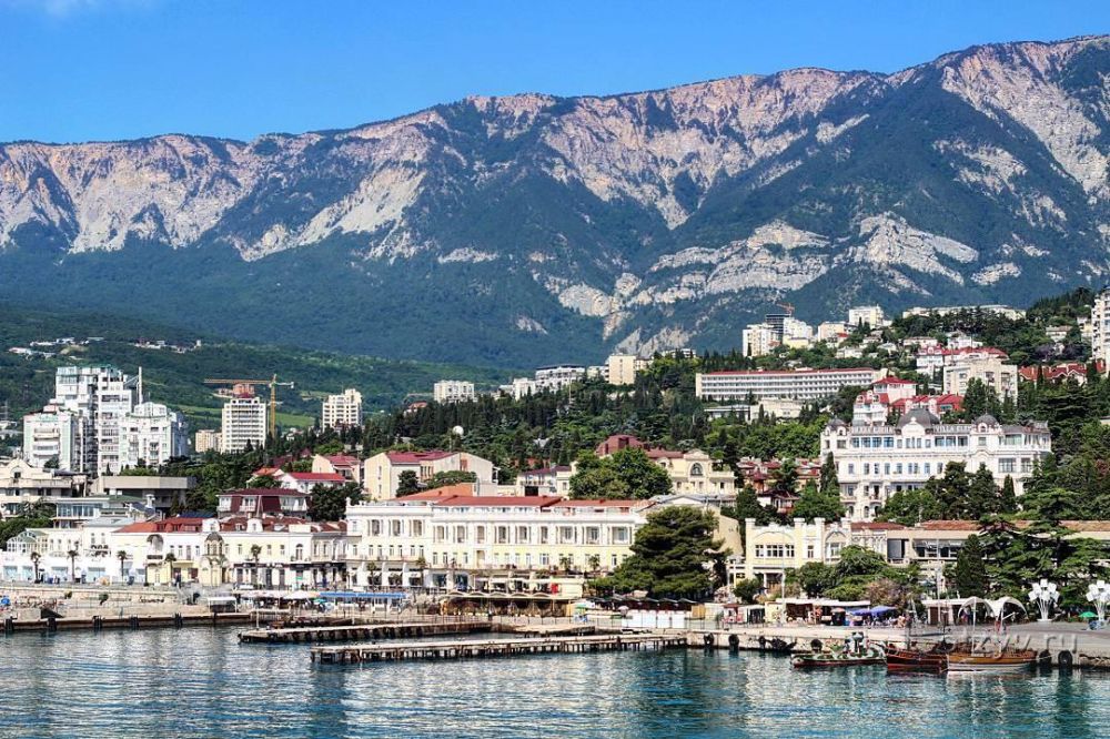 Сайт ялты. Ялта вид с моря. Ялта город в Крыму. Крым Ялта вид на море. Ялта горы набережная.