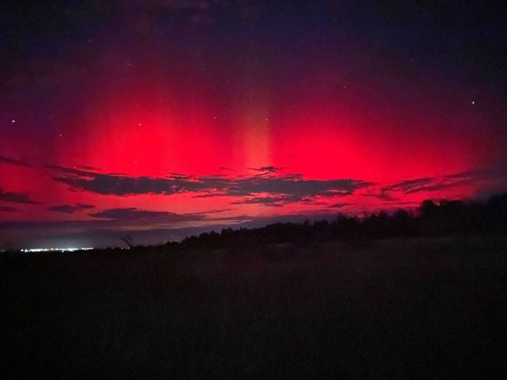 Красное зарево песня. Зарево над Украиной. Красное небо над Украиной фото.