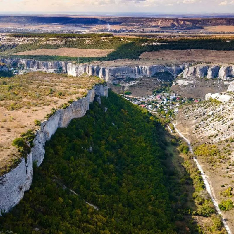 Чуфут Кале. Бахчисарай вид сверху. Чуфут-Кале в Крыму. Пещерный город.