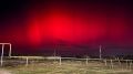 Кроваво-красное зарево в небе: крымчане делятся кадрами уникального полярного сияния