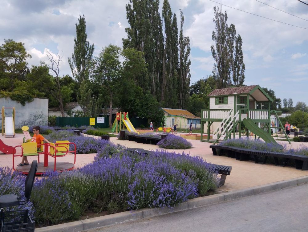 Погода в угловом на 10 дней. Село угловое Крым Депардье.