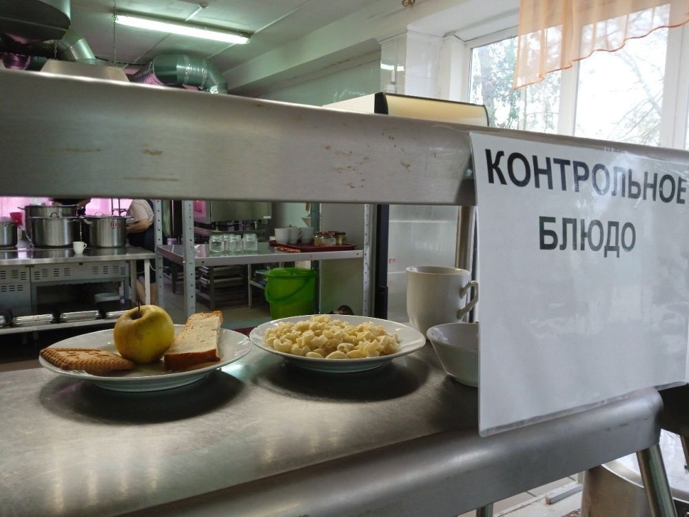 В керченской школе № 12 проверили, чем и как кормят детей