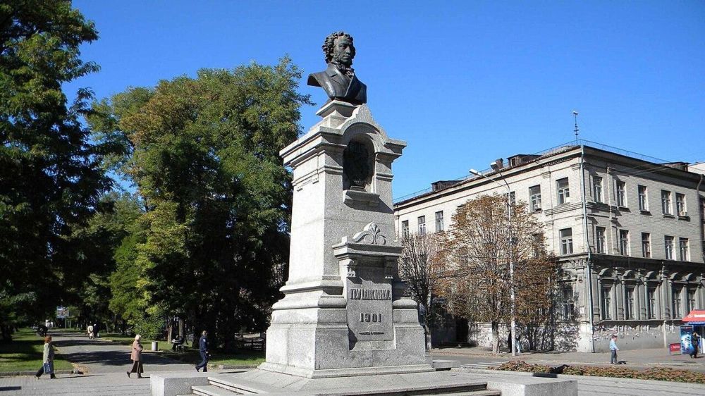 Украинский кабмин разрешил снос памятников Пушкину и Щорсу в Киеве