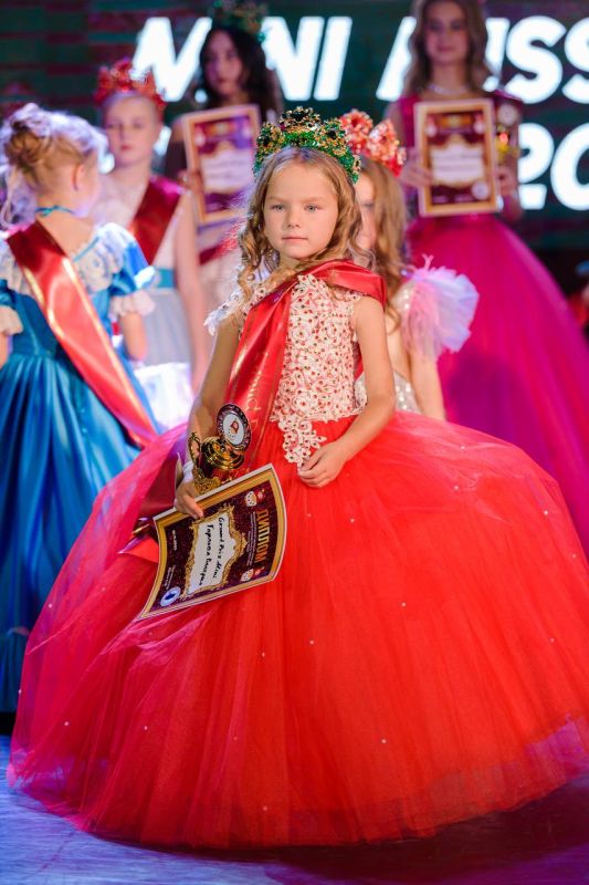 #знай_наших. Юная керчанка Валерия Горлова стала обладательницей гран-при Всероссийского конкурса таланта и моделинга «Mini Miss Россия 2023» в своей категории