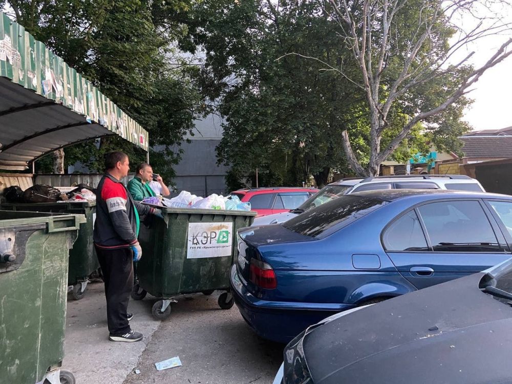 Просим граждан не оставлять автомоболи возле площадок ТКО - они препятствуют своевременному вывозу мусора
