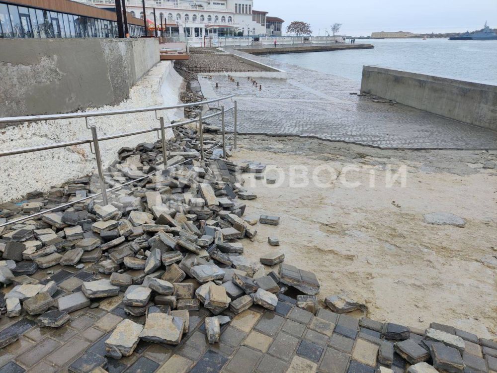 Как выглядит сейчас пляж Хрустальный в Севастополе после шторма