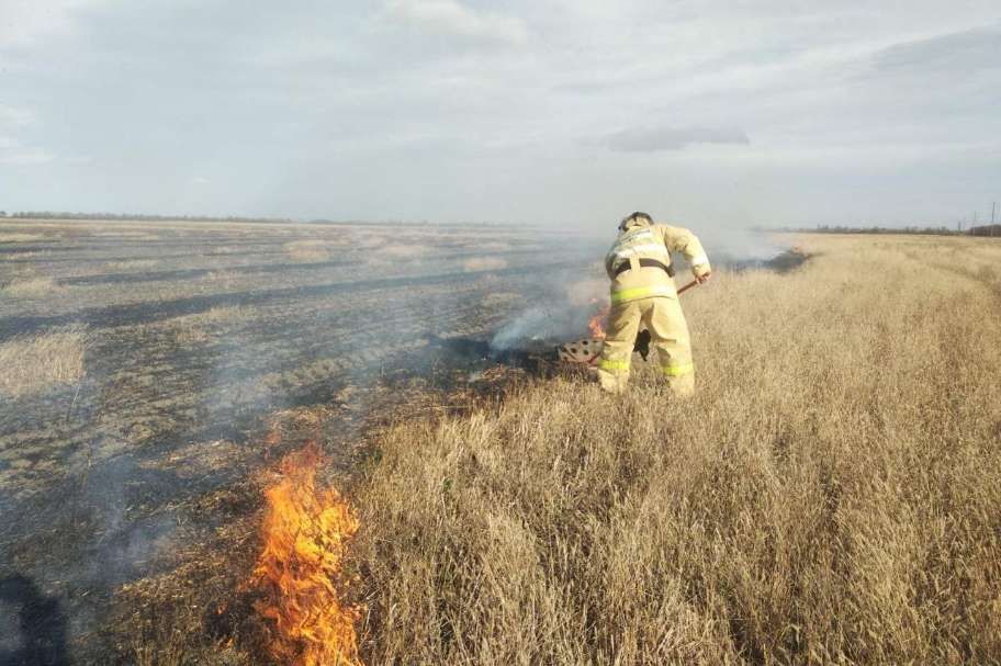 За прошедшие выходные огнеборцы ГКУ РК «Пожарная охрана Республики Крым» ликвидировали 8 возгораний сухой растительности
