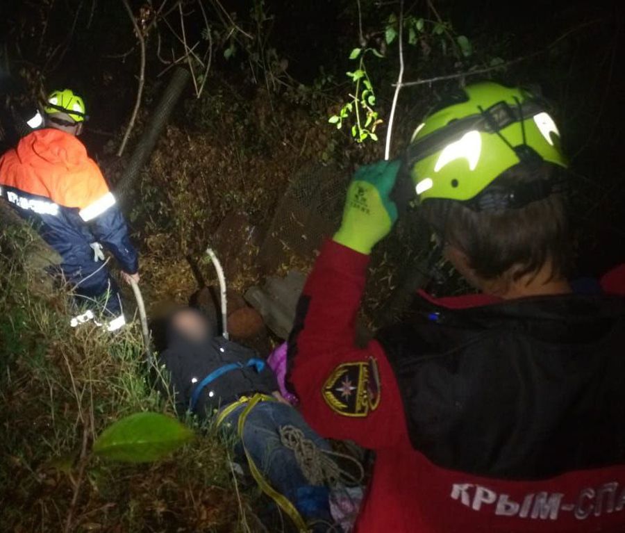 Спасатели эвакуировали из горной местности в районе Гурзуфа мужчину со сломанной ногой