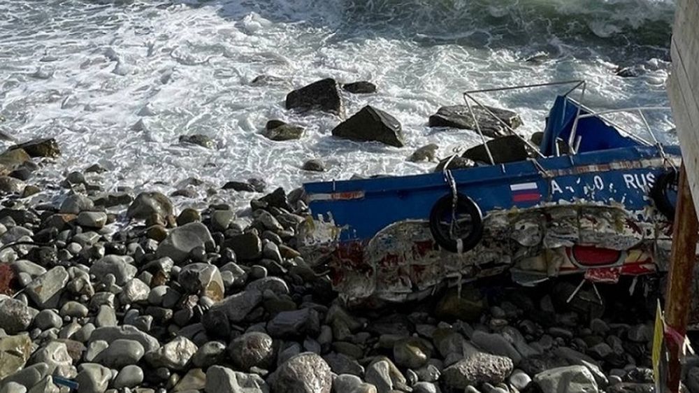 Последствия непогоды в Крыму и Севастополе: штормящее море смыло плитку с набережной и унесло киоск