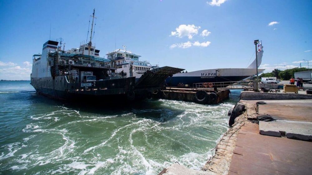 Ветер и метровые волны в проливе: как работает Керченская переправа