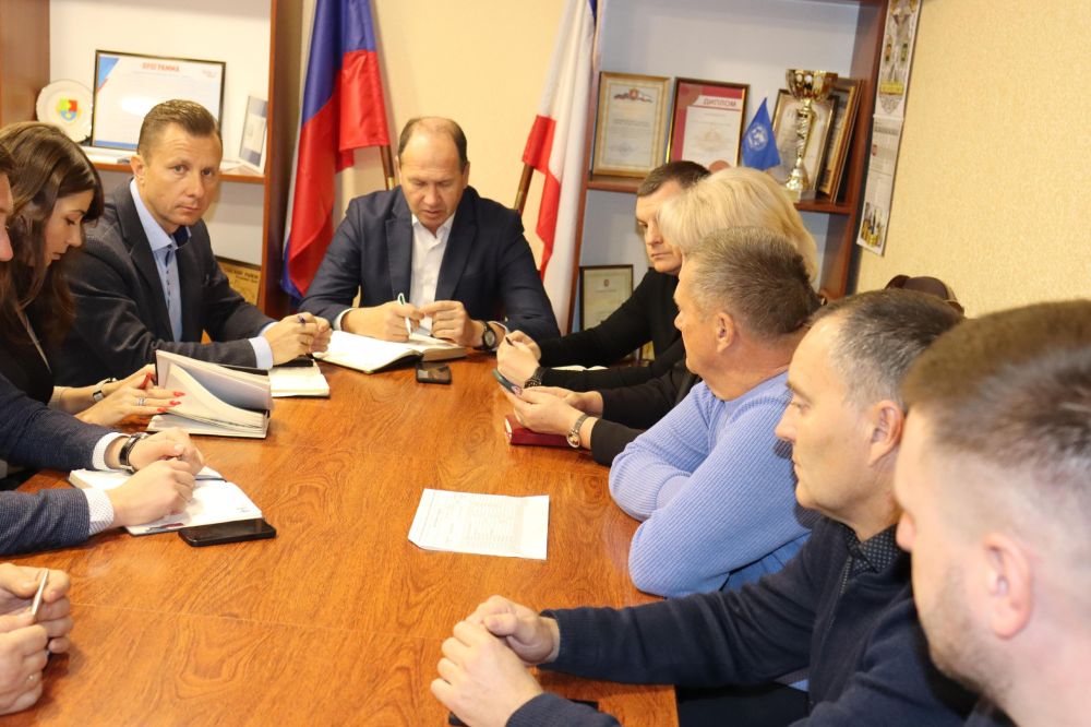 Глава администрации Сакского района Владислав Хаджиев провёл совещание с руководителями ресурсоснабжающих предприятий района