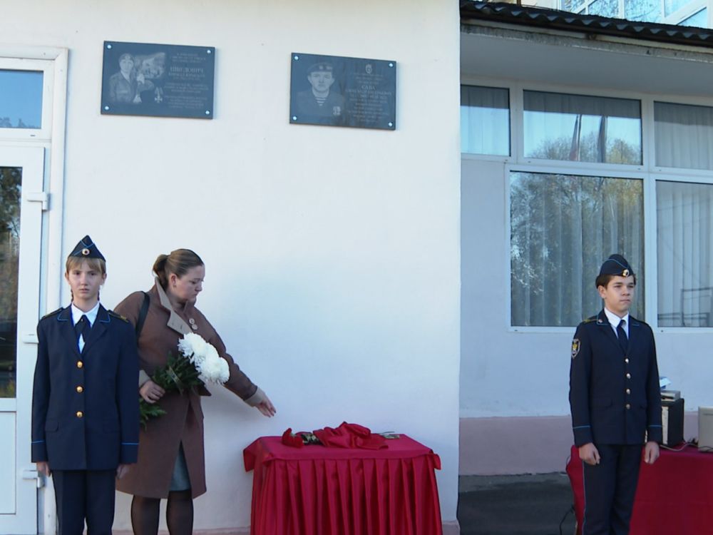 В Симферопольской школе-гимназии N39 открыли мемориальные доски героям, погибшим в ходе специальной военной операции