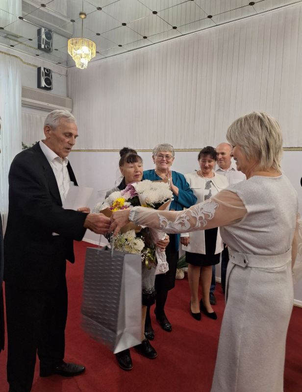 Ялтинский городской отдел ЗАГС организовал чествование «золотых» юбиляров супружеской жизни, на котором поздравлял Анатолия и Татьяну Нифедьевых