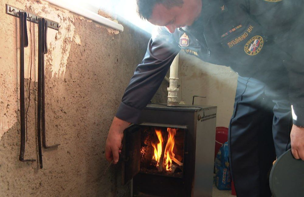 Живое тепло. Перед началом печного отопительного сезона в Симферопольском районе сотрудники МЧС провели рейд для предупреждения пожаров