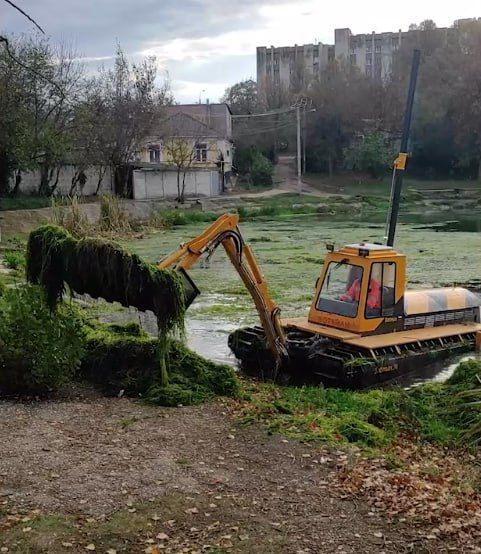 В Симферополе очистили заросший Даниловский пруд