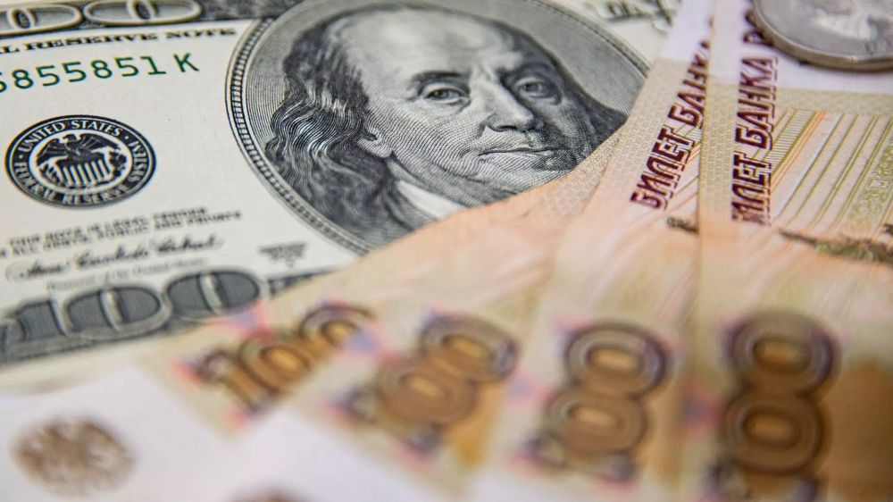 Доллар опустился до 90 рублей впервые за четыре месяца