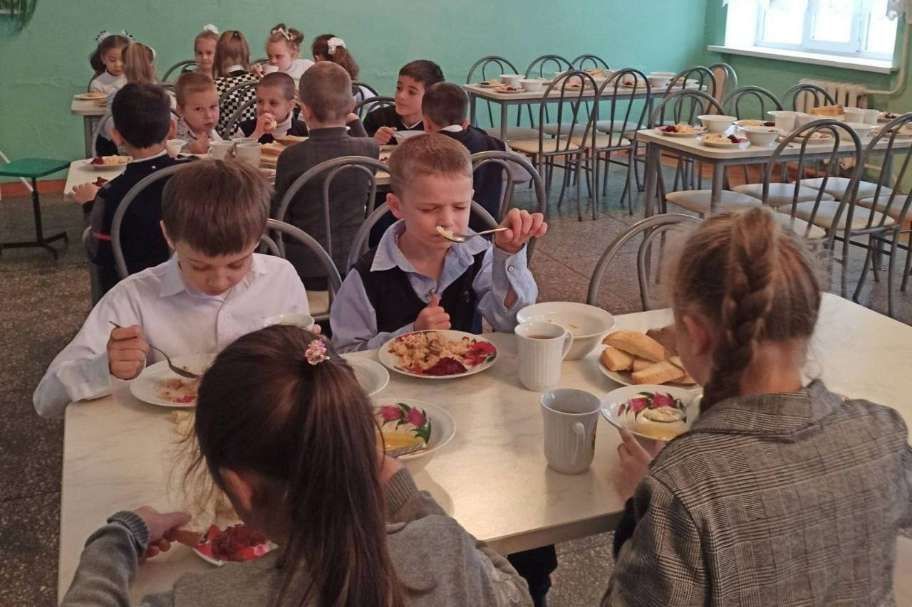 Вадим Бахметьев продолжает проводить проверки качества питания в общеобразовательных учреждениях Белогорского района