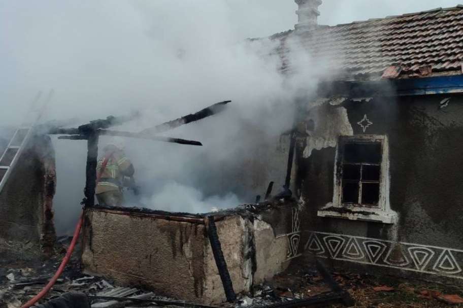 Сотрудники чрезвычайного ведомства ликвидировали возгорание в частном доме