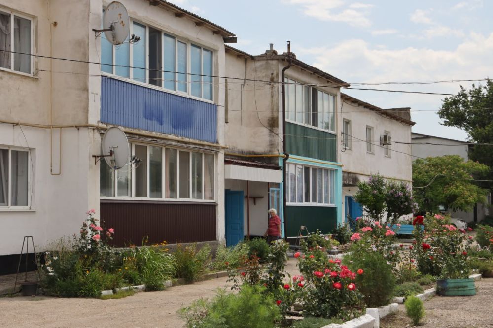 В Евпатории до конца года отремонтируют кровли двадцати многоквартирных домов