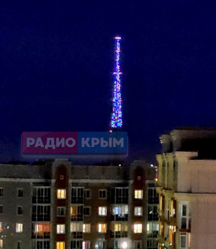 В Симферополе на вышке Радиотелепередающего центра высотой 192 метра в пробном режиме испытали вновь смонтированную архитектурно-художественную подсветку