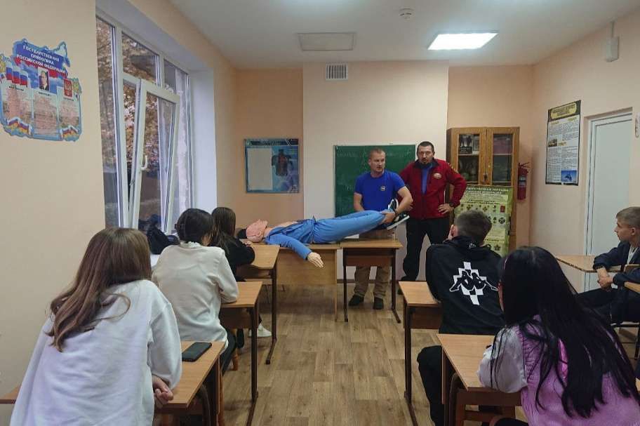 Спасатели ГКУ РК «КРЫМ-СПАС» и КРО «РОССОЮЗСПАС» продолжают проводить уроки для учащихся по оказанию первой помощи