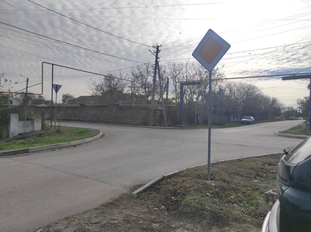 В Черноморском районе прокуратура требует устранить нарушения в сфере безопасности дорожного движения на аварийно-опасном участке дороги