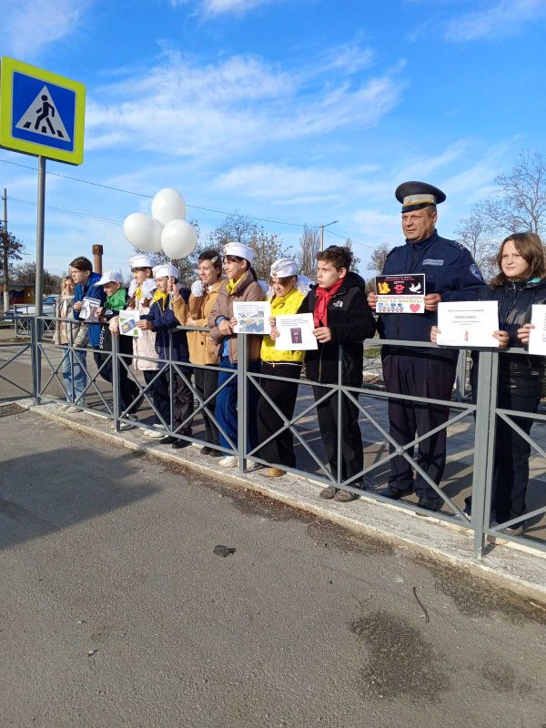 Сотрудники Госавтоинспекции Красноперекопска совместно с юными инспекторами движения проведи акции «День памяти жертв ДТП»