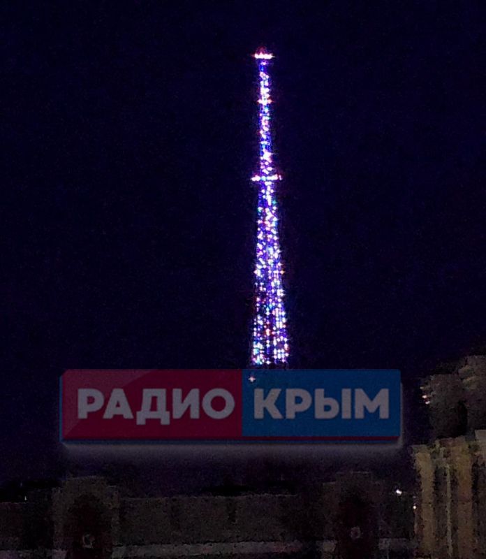 В Симферополе на вышке Радиотелепередающего центра высотой 192 метра в пробном режиме испытали вновь смонтированную архитектурно-художественную подсветку