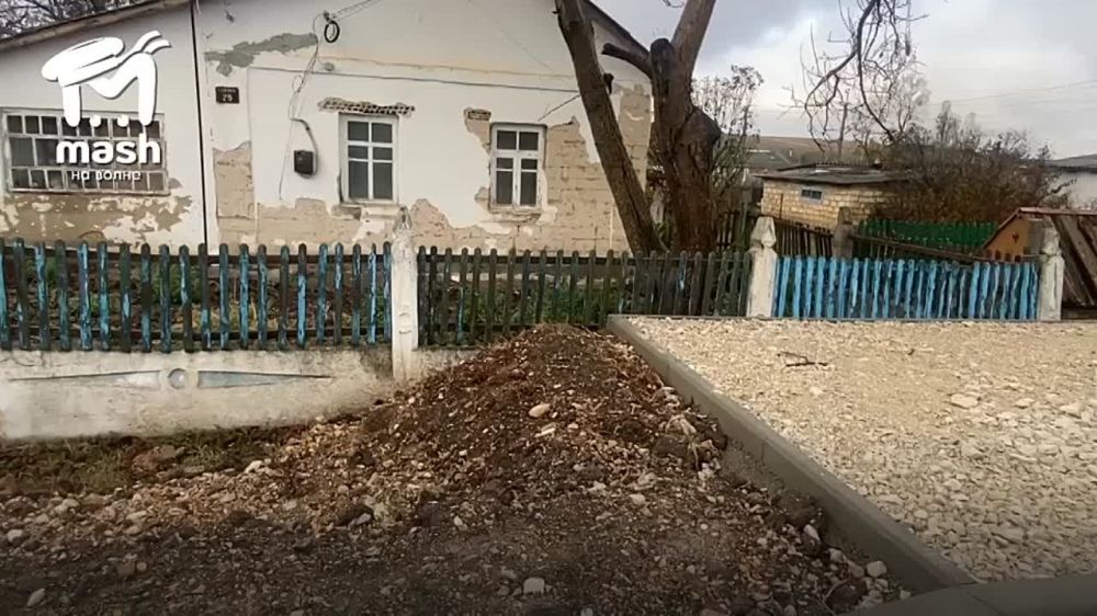 В селе Дмитрово после ремонта дороги новую остановку поставили впритык к забору частного дома