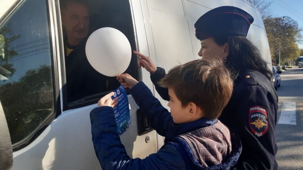 «Возьмите ангела в дорогу!» - с таким призывом дети и полицейские провели акцию в Керчи