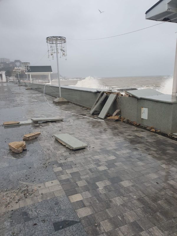 В Алуште вызвали подрядчика для ремонта набережной, разрушенной штормом