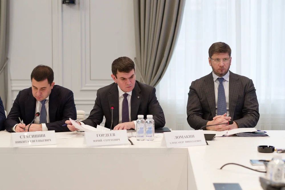 Глава Минстроя России Ирек Файзуллин провёл совещание о реализации госпрограмм и ведомственных мероприятий