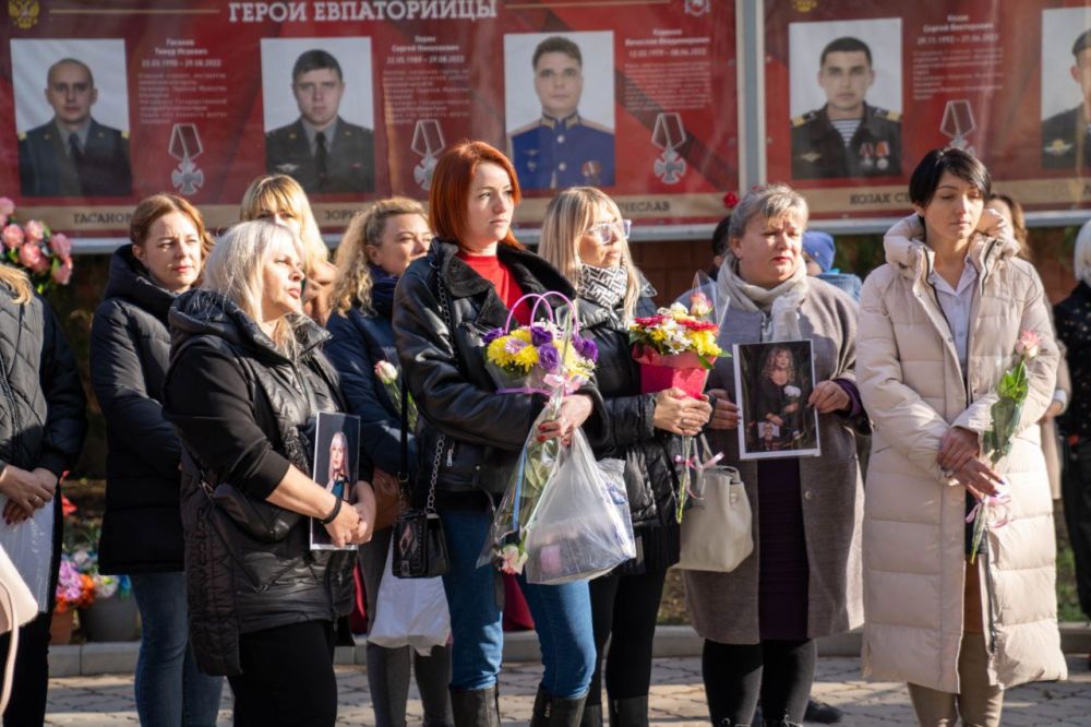 Фотовыставка о женах и матерях Крыма специальной военной операции.