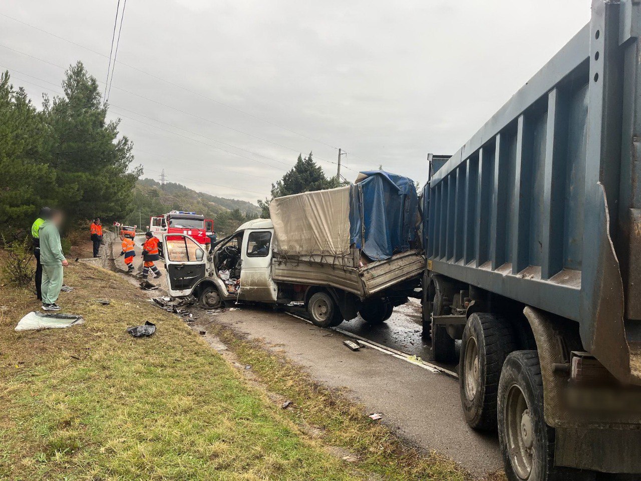 Два человека пострадали в ДТП на ЮБК. Вчера в 13:50 водитель автомобиля «ГАЗ  330232» ехал по трассе «Ялта – Севастополь», вблизи посёлка Парковое не  выбрал безопасную скорость движения, вылетел на вст - Лента новостей Крыма