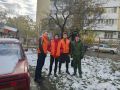 В Симферополе группа добровольцев помогла коммунальным службам в уборке на ул. Маршала Жукова