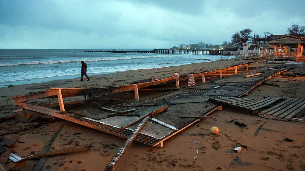 Океан обезумел и постучался в окна: как ученые объясняют аномальные шторма, разворотившие побережье в Крыму и на Кубани