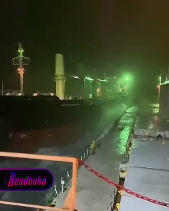 Массовое столкновение судов в Керченском проливе попало на кадры — все произошло во время «шторма века»