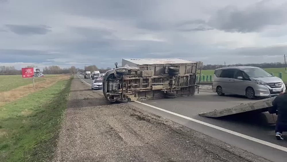 Ветер повалил грузовик на Кубани