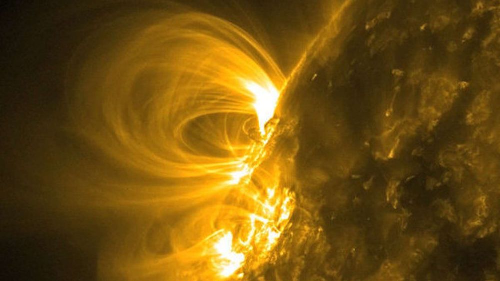 Вспышка на Солнце и полярное сияние: магнитная буря обрушится на Землю