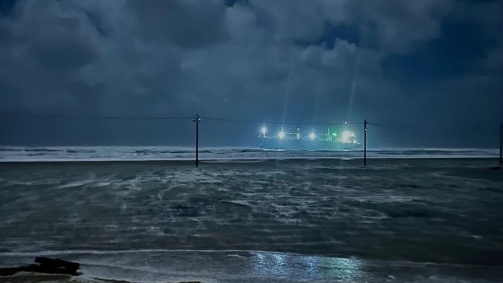 В сети появилось видео столкновения судов во время шторма в Керченском проливе
