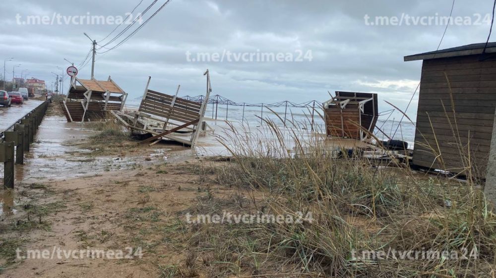 В посёлке Приморский волны размыли пляж и заливают дорогу