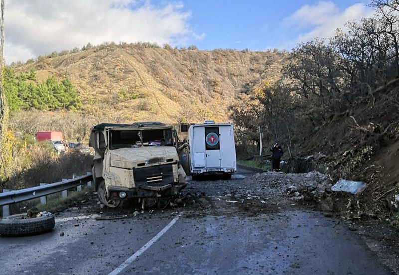 В Крыму столкнулись два КрАЗа — пострадал один из водителей