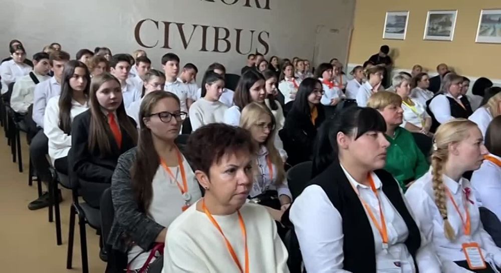 На базе школы №7 имени А.В. Мокроусова проходит презентация документального фильма «В едином строю»