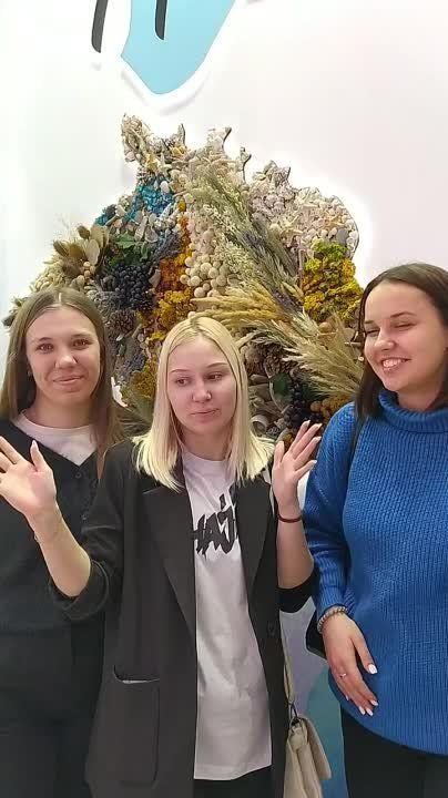 Гости из Мордовии делятся своими эмоциями от посещения стенда Республики Крым в Москве