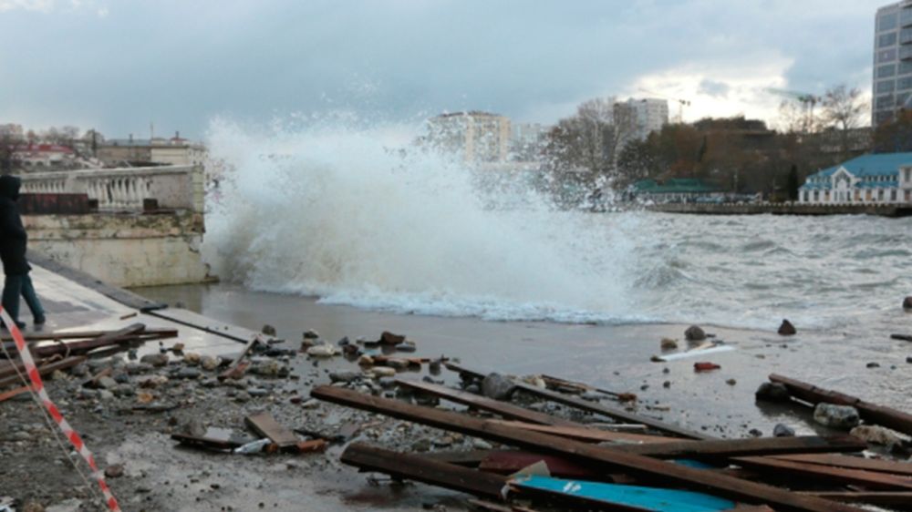 МЧС: в Крыму после урагана дали свет в дома 41 тысячи человек