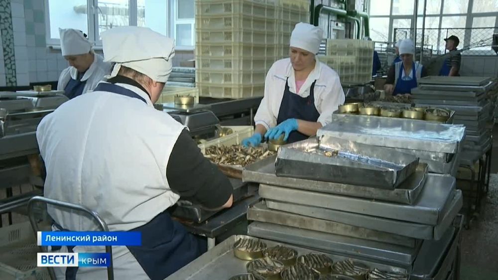 Более 3 миллионов банок рыбных консервов в месяц производит керченский завод "Пролив"