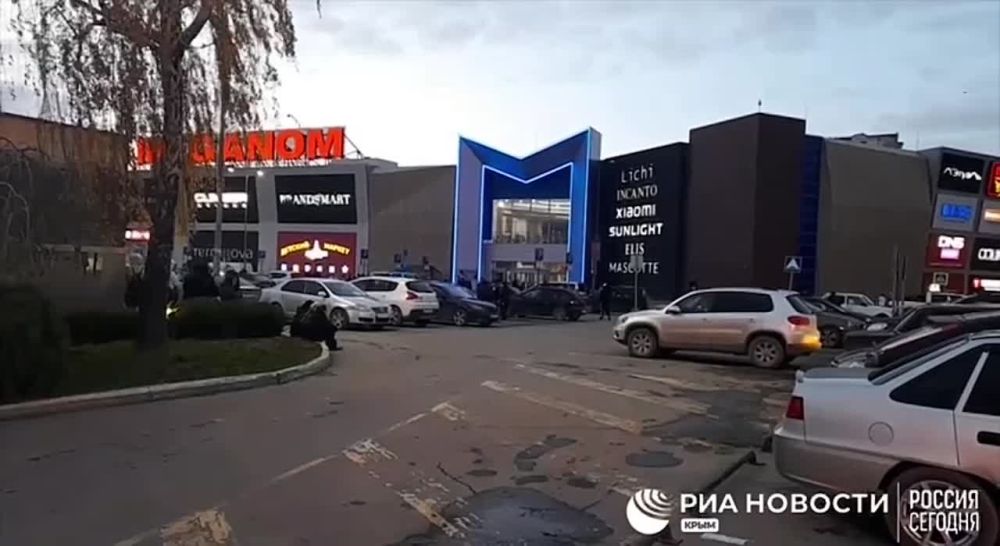 Из ТЦ "Меганом" в Симферополе эвакуировали людей